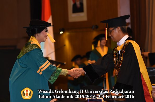 Wisuda Unpad Gel II TA 2015_2016  Fakultas Ekonomi dan Bisnis oleh Rektor 011