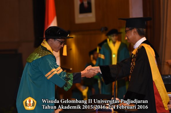 Wisuda Unpad Gel II TA 2015_2016  Fakultas Ekonomi dan Bisnis oleh Rektor 014