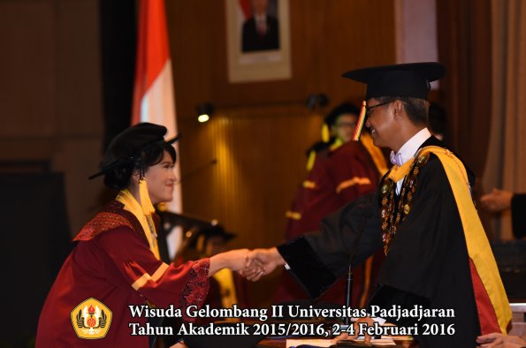 Wisuda Unpad Gel II TA 2015_2016  Fakultas Ekonomi dan Bisnis oleh Rektor 066