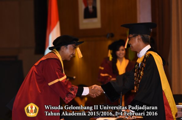 Wisuda Unpad Gel II TA 2015_2016  Fakultas Ekonomi dan Bisnis oleh Rektor 101