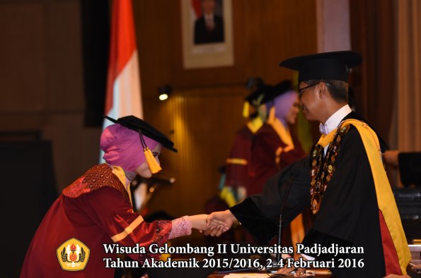 Wisuda Unpad Gel II TA 2015_2016  Fakultas Ekonomi dan Bisnis oleh Rektor 106