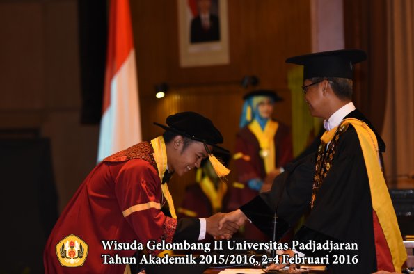 Wisuda Unpad Gel II TA 2015_2016  Fakultas Ekonomi dan Bisnis oleh Rektor 112