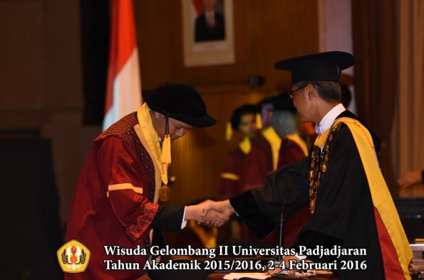 Wisuda Unpad Gel II TA 2015_2016  Fakultas Ekonomi dan Bisnis oleh Rektor 121