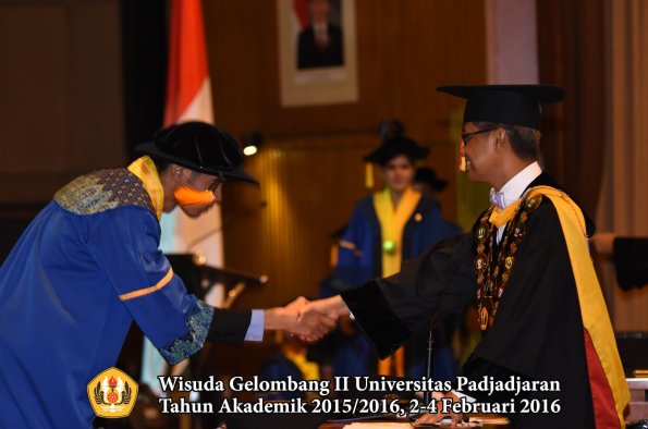 Wisuda Unpad Gel II TA 2015_2016  Fakultas Ekonomi dan Bisnis oleh Rektor 143