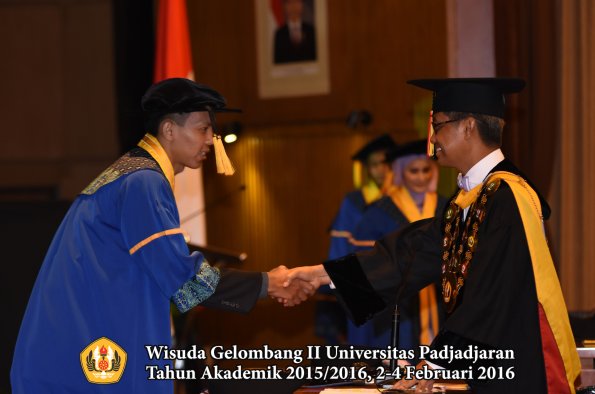 Wisuda Unpad Gel II TA 2015_2016  Fakultas Ekonomi dan Bisnis oleh Rektor 195