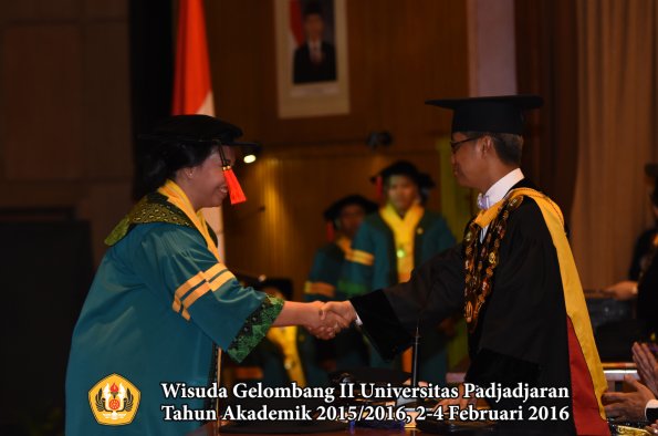 Wisuda Unpad Gel II TA 2015_2016  Fakultas Hukum oleh Rektor 006