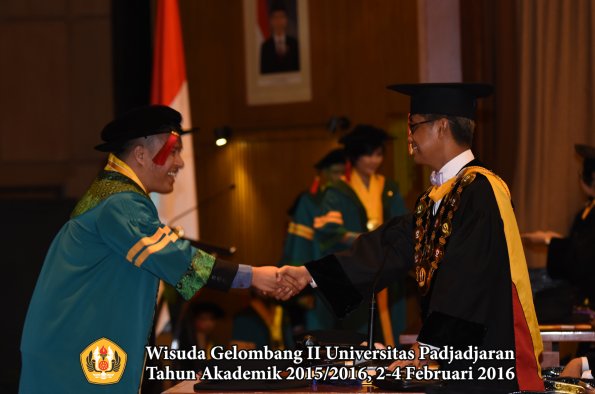 Wisuda Unpad Gel II TA 2015_2016  Fakultas Hukum oleh Rektor 007