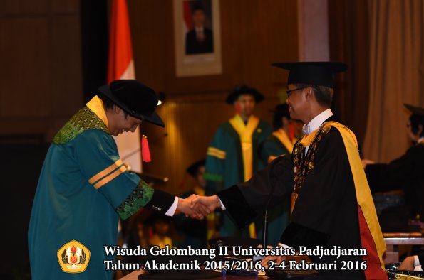 Wisuda Unpad Gel II TA 2015_2016  Fakultas Hukum oleh Rektor 010