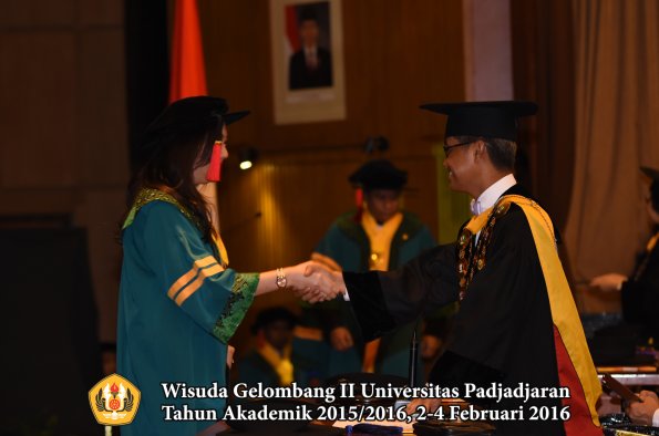 Wisuda Unpad Gel II TA 2015_2016  Fakultas Hukum oleh Rektor 016