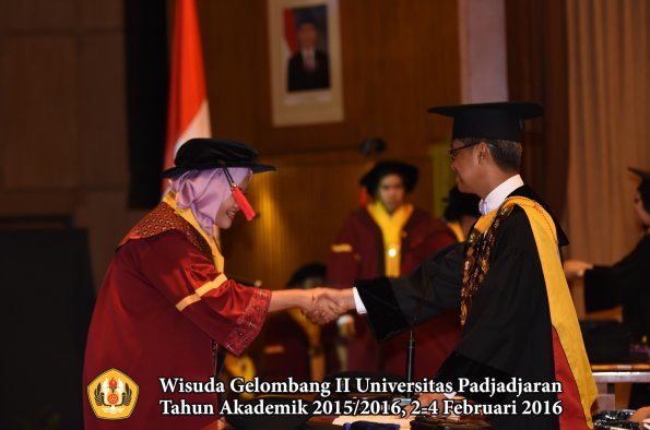 Wisuda Unpad Gel II TA 2015_2016  Fakultas Hukum oleh Rektor 070