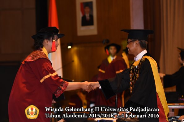 Wisuda Unpad Gel II TA 2015_2016  Fakultas Hukum oleh Rektor 073