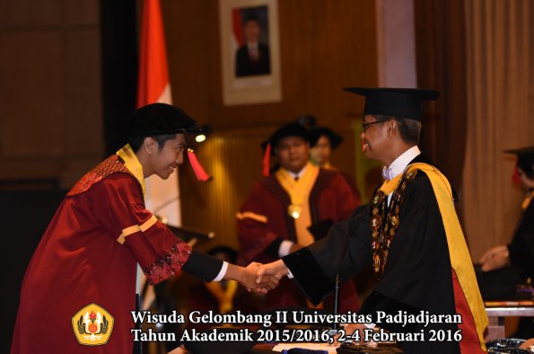 Wisuda Unpad Gel II TA 2015_2016  Fakultas Hukum oleh Rektor 075