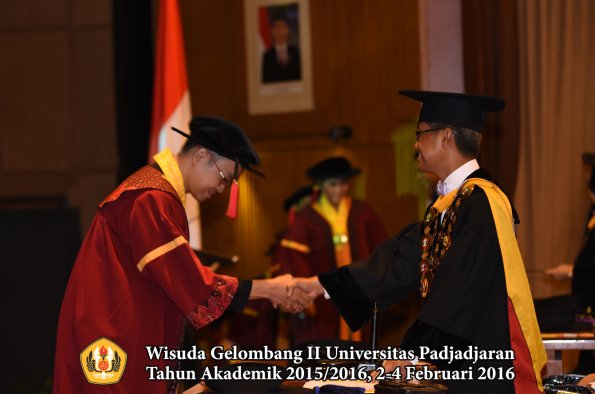 Wisuda Unpad Gel II TA 2015_2016  Fakultas Hukum oleh Rektor 077