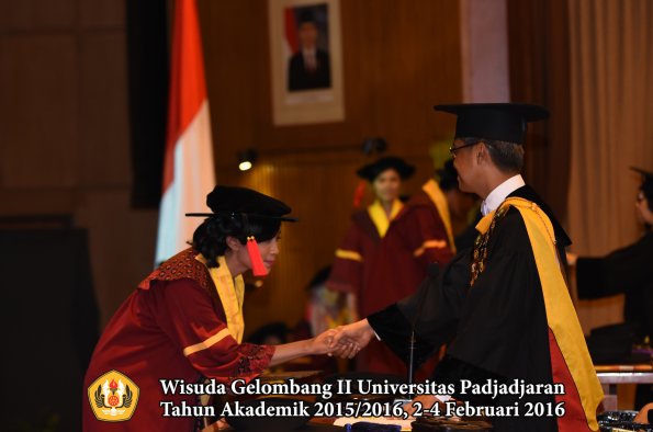 Wisuda Unpad Gel II TA 2015_2016  Fakultas Hukum oleh Rektor 085
