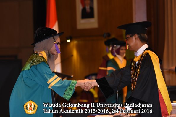 Wisuda Unpad Gel II TA 2015_2016  Fakultas Psikologi oleh Rektor  011
