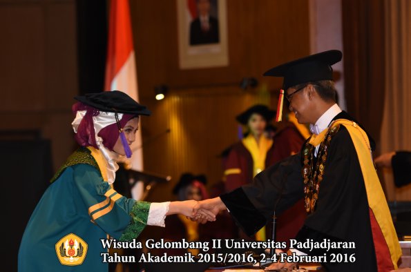 Wisuda Unpad Gel II TA 2015_2016  Fakultas Psikologi oleh Rektor  012