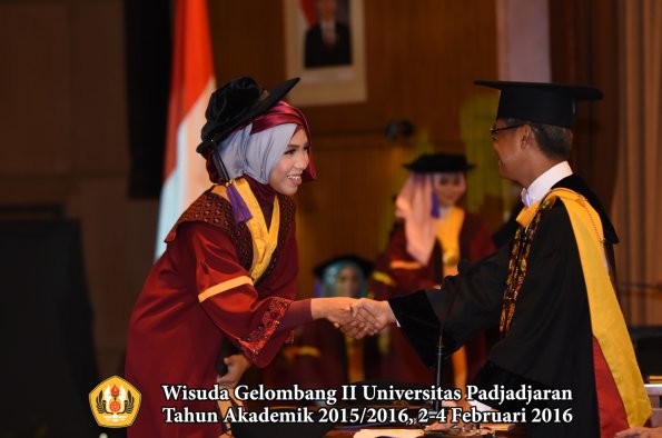 Wisuda Unpad Gel II TA 2015_2016  Fakultas Psikologi oleh Rektor  017