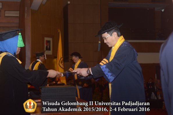 Wisuda Unpad Gel II TA 2015_2016 Fakultas Kedokteran oleh Dekan 002