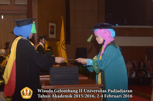 Wisuda Unpad Gel II TA 2015_2016 Fakultas Kedokteran oleh Dekan 008