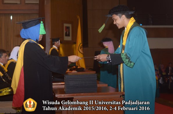 Wisuda Unpad Gel II TA 2015_2016 Fakultas Kedokteran oleh Dekan 011