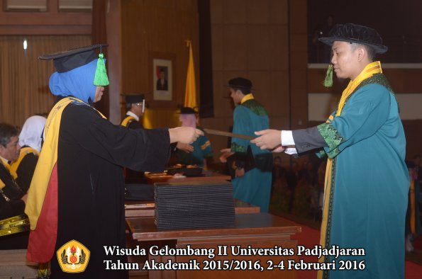 Wisuda Unpad Gel II TA 2015_2016 Fakultas Kedokteran oleh Dekan 012