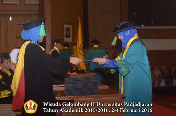 Wisuda Unpad Gel II TA 2015_2016 Fakultas Kedokteran oleh Dekan 013
