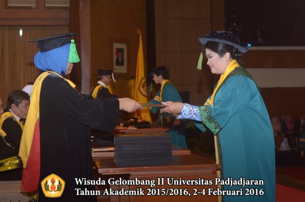 Wisuda Unpad Gel II TA 2015_2016 Fakultas Kedokteran oleh Dekan 015