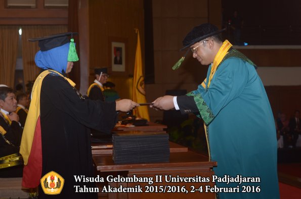 Wisuda Unpad Gel II TA 2015_2016 Fakultas Kedokteran oleh Dekan 017