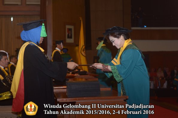 Wisuda Unpad Gel II TA 2015_2016 Fakultas Kedokteran oleh Dekan 020