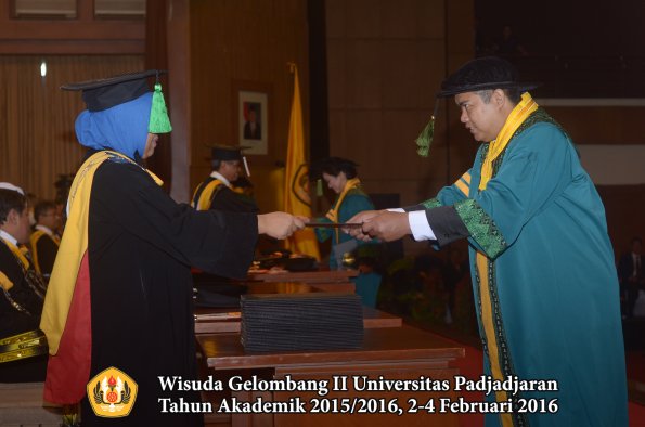Wisuda Unpad Gel II TA 2015_2016 Fakultas Kedokteran oleh Dekan 021