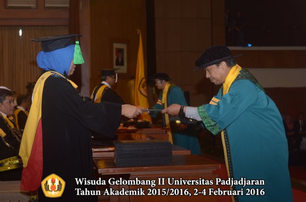 Wisuda Unpad Gel II TA 2015_2016 Fakultas Kedokteran oleh Dekan 023