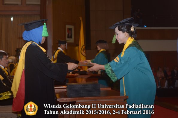 Wisuda Unpad Gel II TA 2015_2016 Fakultas Kedokteran oleh Dekan 025