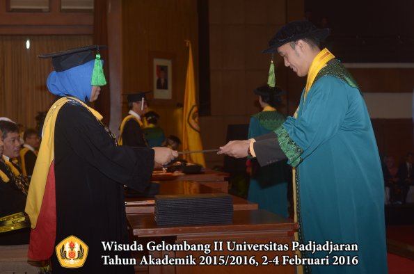 Wisuda Unpad Gel II TA 2015_2016 Fakultas Kedokteran oleh Dekan 027