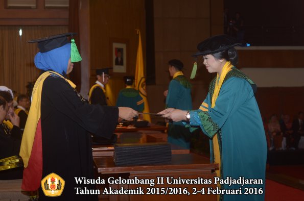 Wisuda Unpad Gel II TA 2015_2016 Fakultas Kedokteran oleh Dekan 028