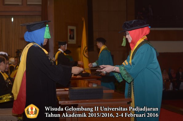 Wisuda Unpad Gel II TA 2015_2016 Fakultas Kedokteran oleh Dekan 030