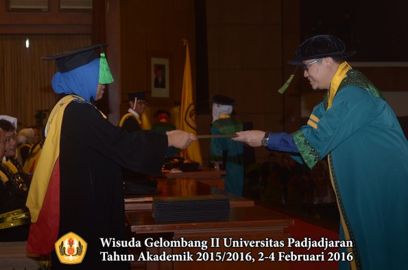 Wisuda Unpad Gel II TA 2015_2016 Fakultas Kedokteran oleh Dekan 032