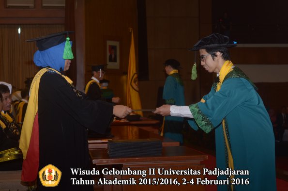 Wisuda Unpad Gel II TA 2015_2016 Fakultas Kedokteran oleh Dekan 033