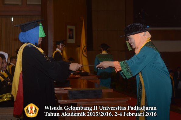 Wisuda Unpad Gel II TA 2015_2016 Fakultas Kedokteran oleh Dekan 035