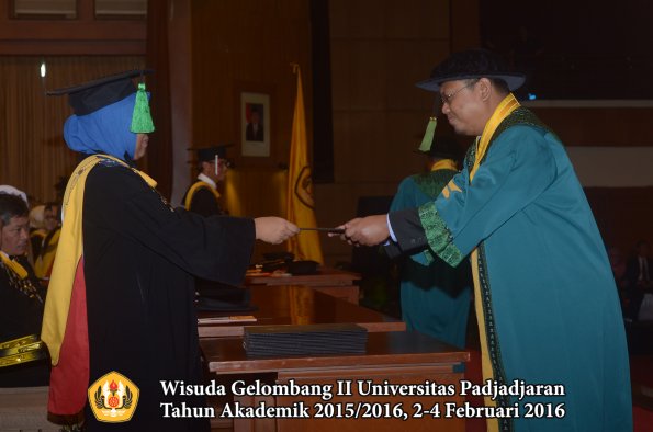 Wisuda Unpad Gel II TA 2015_2016 Fakultas Kedokteran oleh Dekan 039