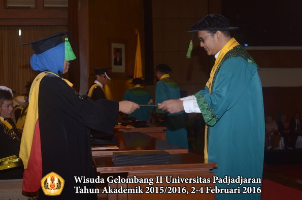 Wisuda Unpad Gel II TA 2015_2016 Fakultas Kedokteran oleh Dekan 040