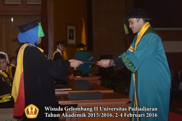 Wisuda Unpad Gel II TA 2015_2016 Fakultas Kedokteran oleh Dekan 041