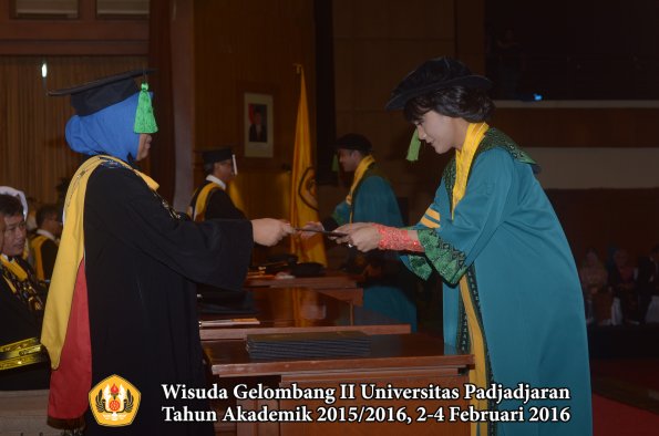 Wisuda Unpad Gel II TA 2015_2016 Fakultas Kedokteran oleh Dekan 042