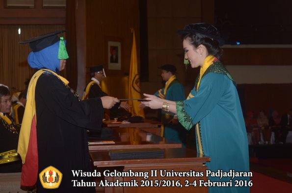 Wisuda Unpad Gel II TA 2015_2016 Fakultas Kedokteran oleh Dekan 044