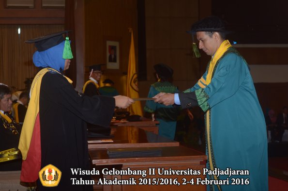 Wisuda Unpad Gel II TA 2015_2016 Fakultas Kedokteran oleh Dekan 045