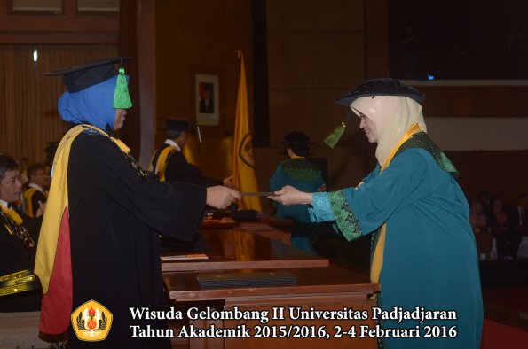 Wisuda Unpad Gel II TA 2015_2016 Fakultas Kedokteran oleh Dekan 048