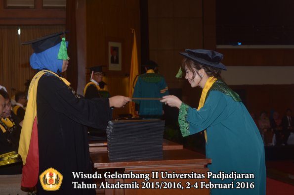 Wisuda Unpad Gel II TA 2015_2016 Fakultas Kedokteran oleh Dekan 056