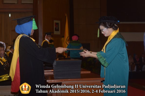 Wisuda Unpad Gel II TA 2015_2016 Fakultas Kedokteran oleh Dekan 059