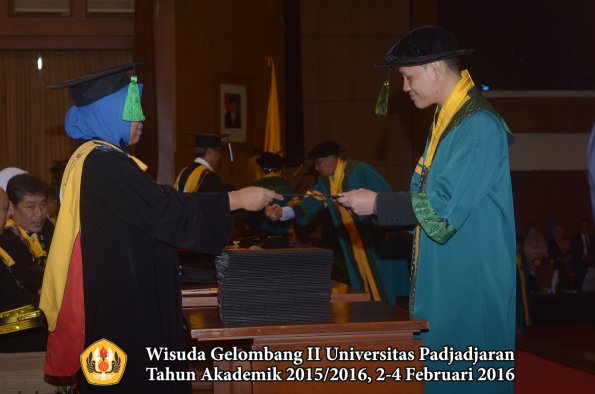 Wisuda Unpad Gel II TA 2015_2016 Fakultas Kedokteran oleh Dekan 061