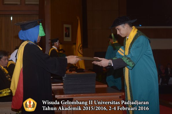 Wisuda Unpad Gel II TA 2015_2016 Fakultas Kedokteran oleh Dekan 063