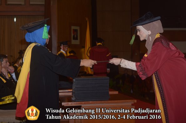 Wisuda Unpad Gel II TA 2015_2016 Fakultas Kedokteran oleh Dekan 266